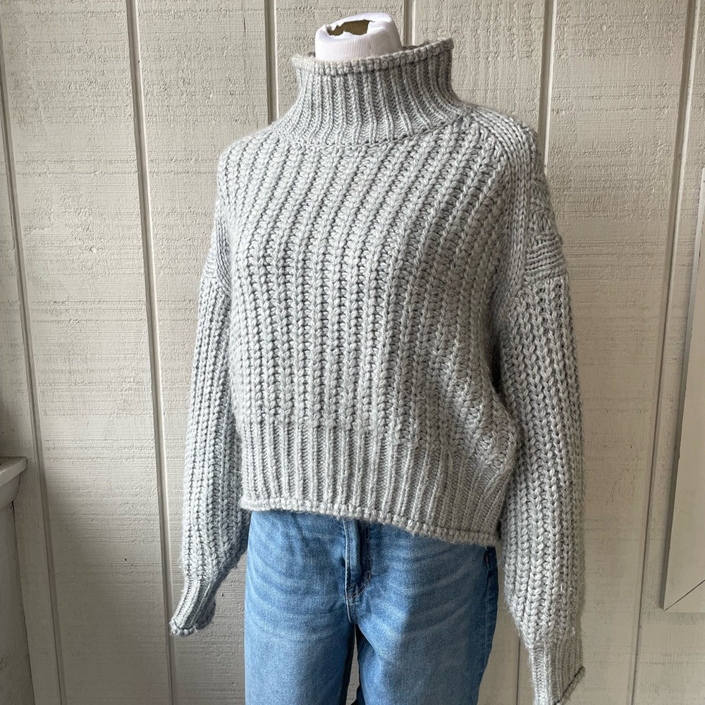 H&M Medium slightly cropped grey knit turtleneck